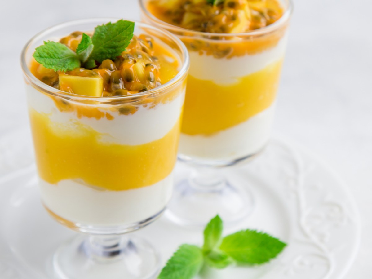 Schichtdessert mit Mango, Passionsfrucht und Joghurt.