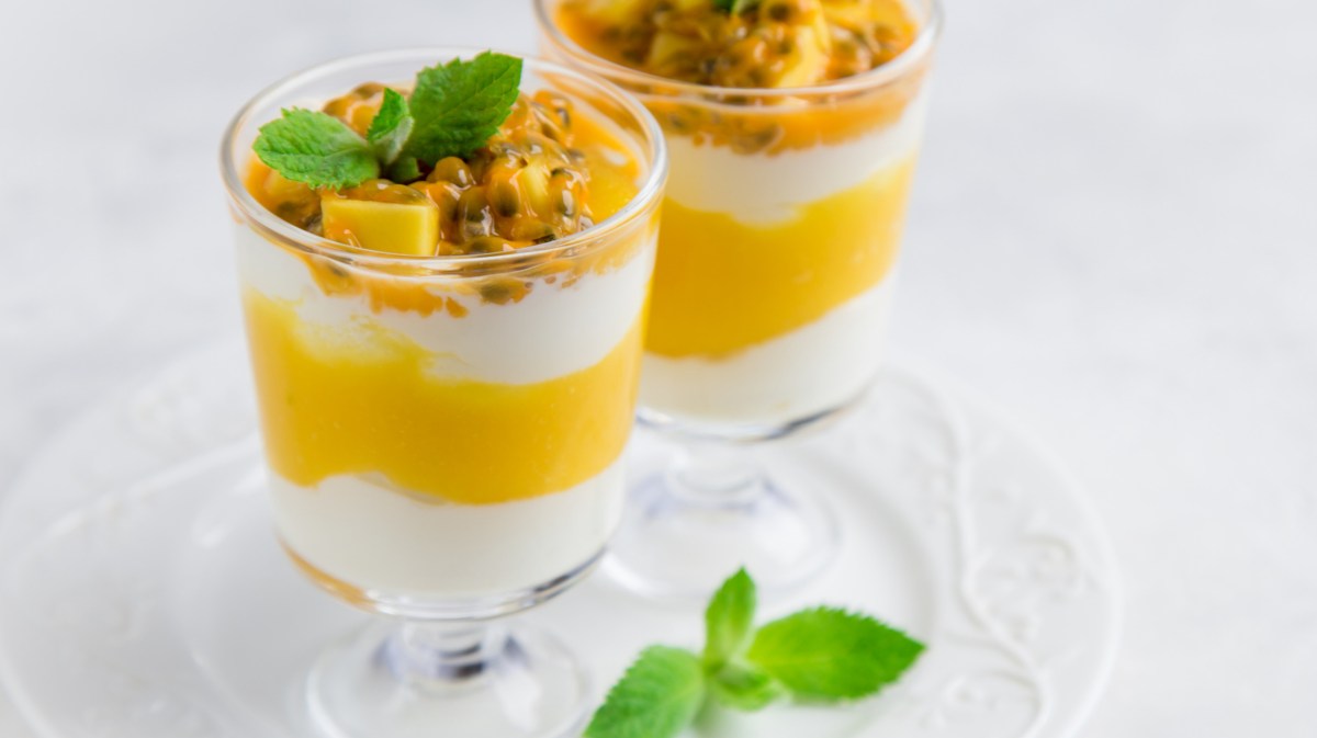 Schichtdessert mit Mango, Passionsfrucht und Joghurt.