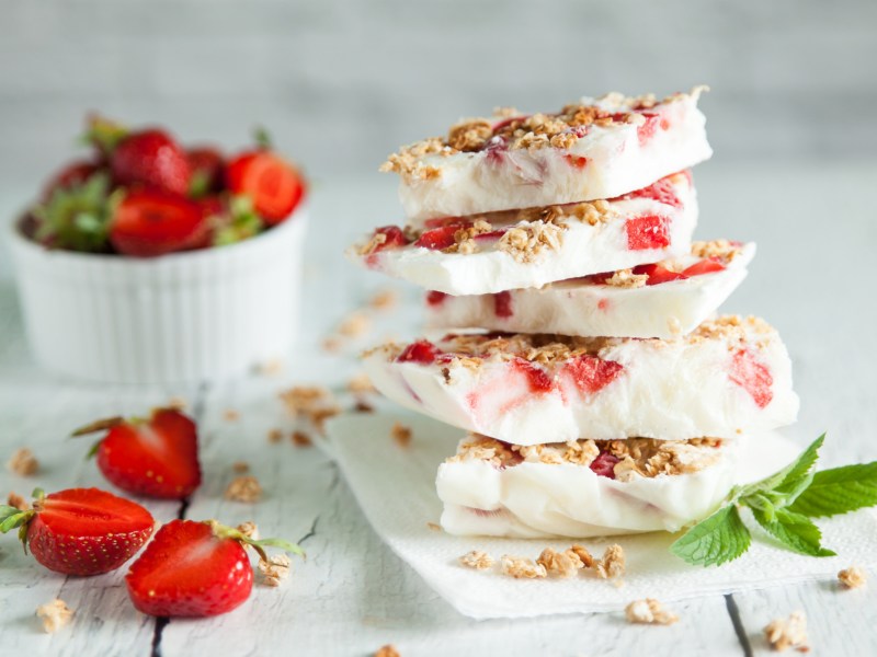 Frozen Yoghurt Stücke mit Erdbeeren.