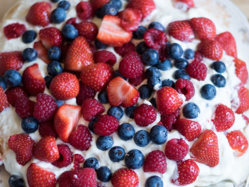 Dessert mit Himbeeren und Quark.