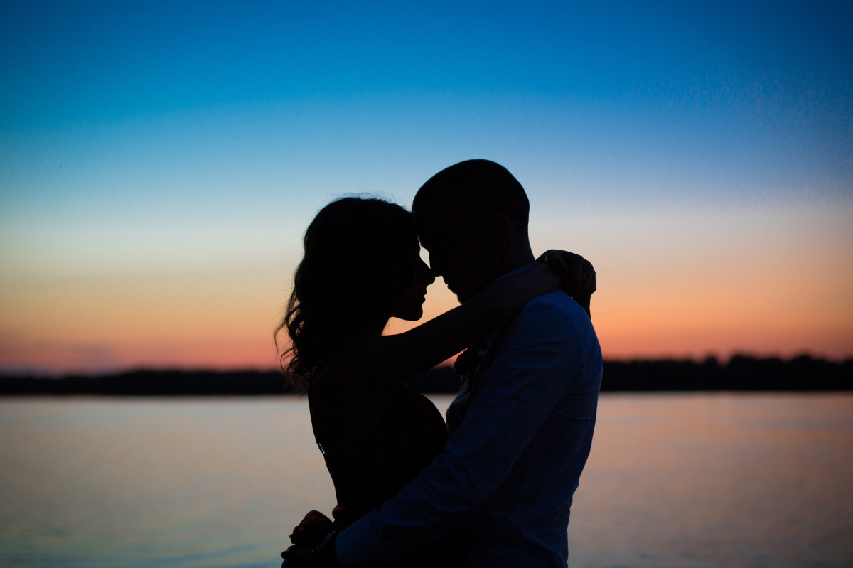 Silhouetten eines verliebten Paares bei Sonnenuntergang