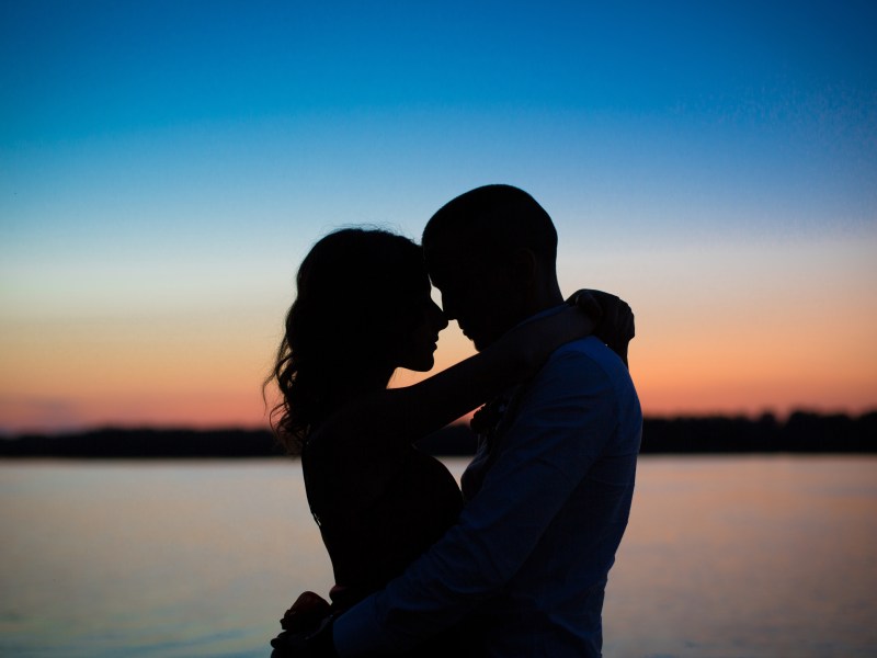 Silhouetten eines verliebten Paares bei Sonnenuntergang