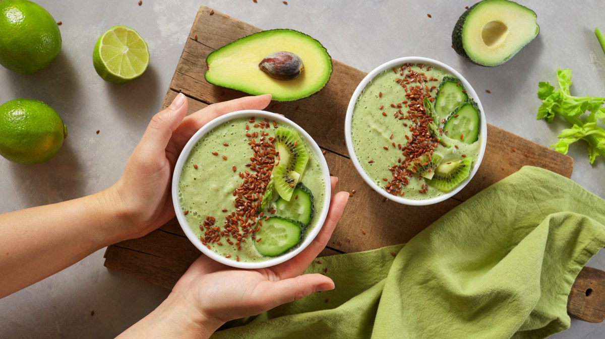 Avocado Smoothie Bowl mit aufgeschnittener Avocado, Limette und grünen Äpfeln