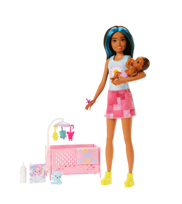 Barbie als Babysitterin mit Accessoires vor weißem Hintergrund von Mattel