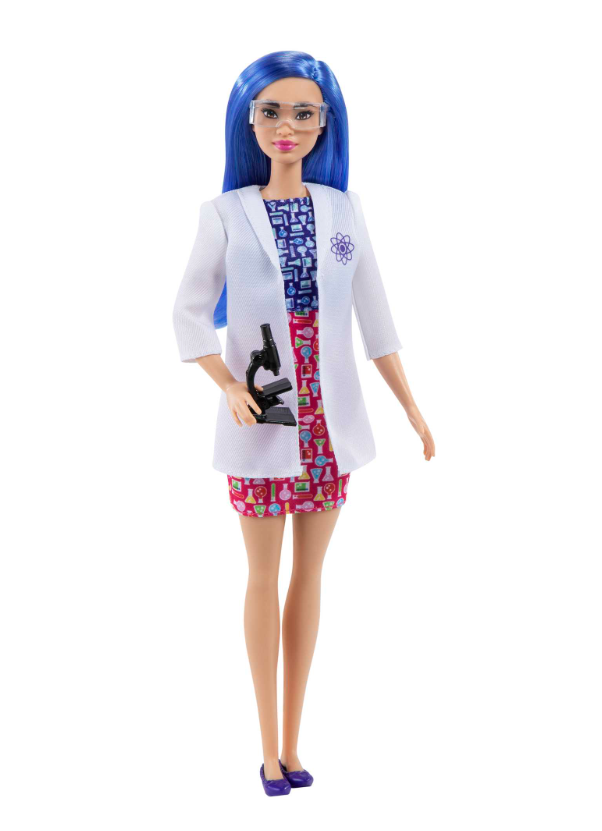 Blauhaarige Barbie als Wissenschaftlerin von Mattel vor weißem Hintergrund