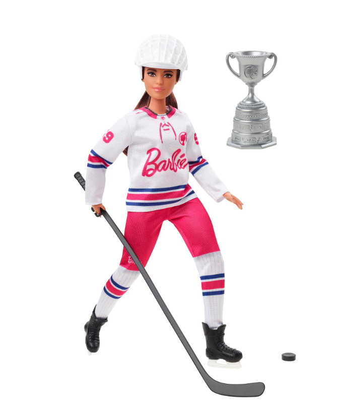 Barbie als Eishockeyspielerin mit silbernen Pokal vor weißem Hintergrund von Mattel