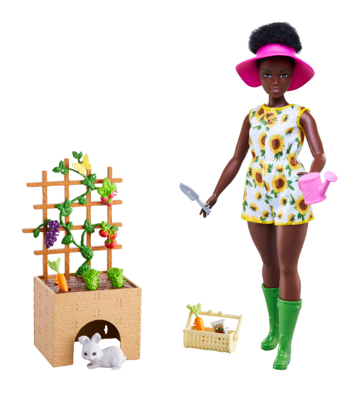Barbie als Gärtnerin mit Pflanzen vor weißem Hintergrund von Mattel