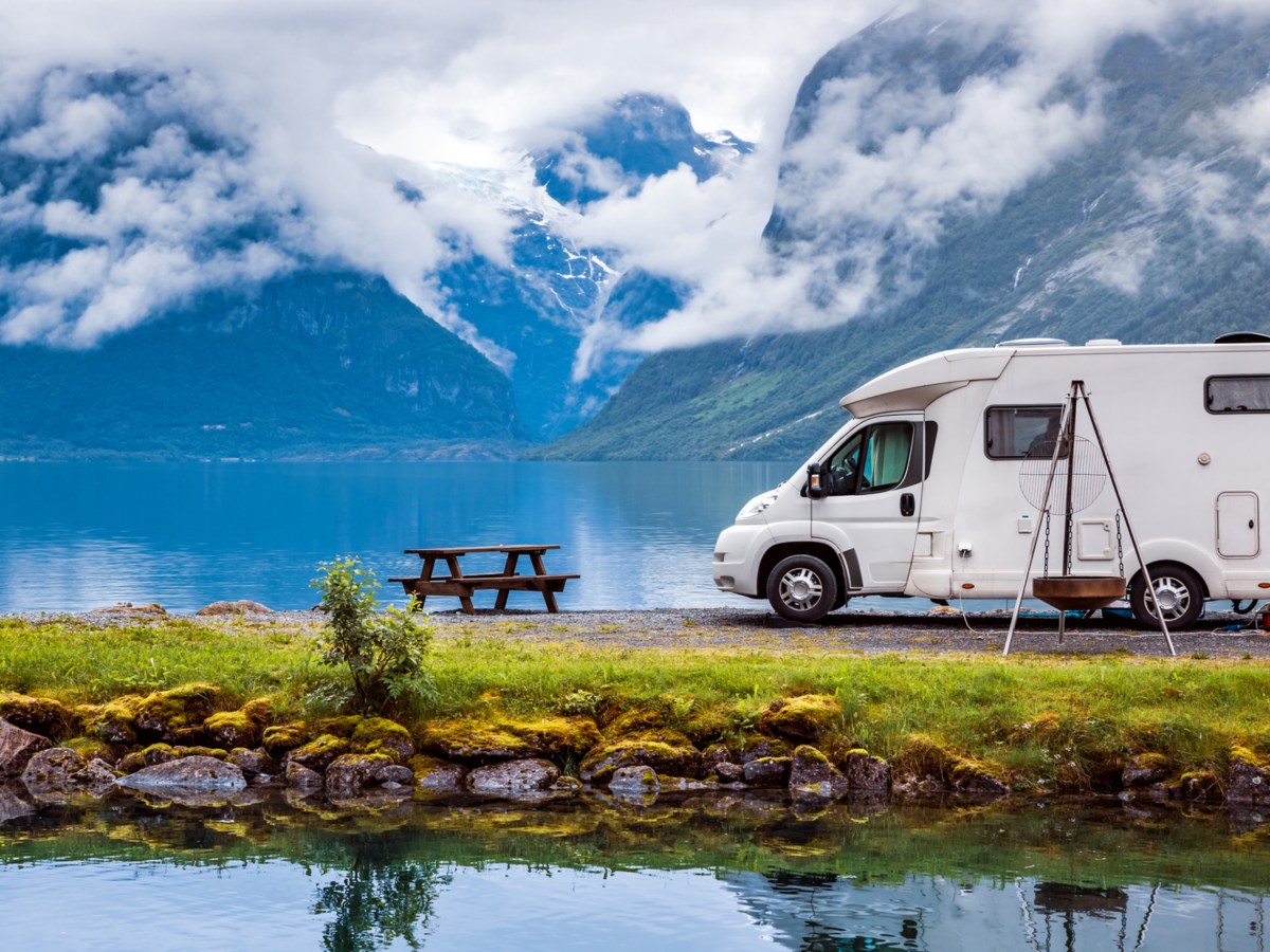 Wohnmobil an einem Bergsee