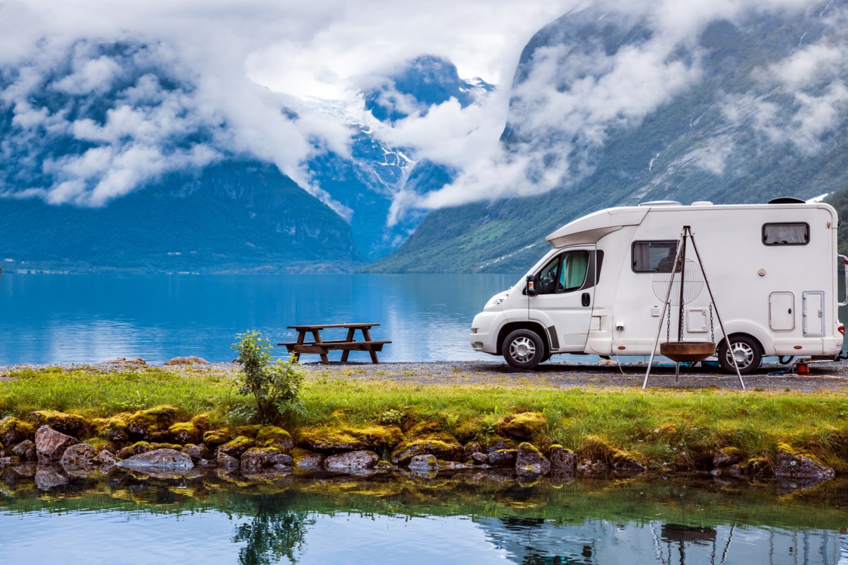 Wohnmobil an einem Bergsee