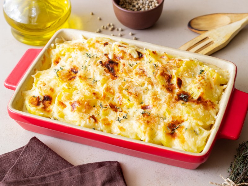 Dauphinois Kartoffelgratin in roter Ofenform