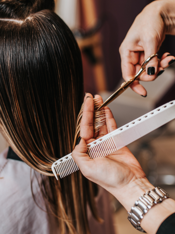 Haare schneiden nach dem Mond: Sollte ich bei Vollmond oder Neumond zum Friseur?