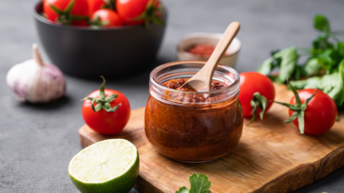 Harissa-Dip mit Tomaten, Limette und Koriander im Hintergrund