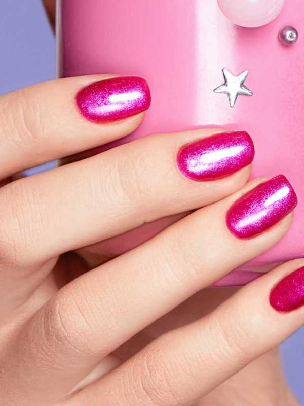 Barbie Nails: Die 6 schönsten Nageldesigns, wie du Pink in 2025 trägst
