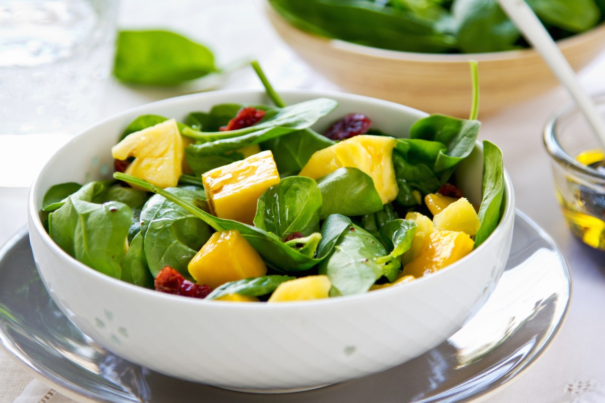 Feldsalat mit Mango und getrockneten Cranberrys