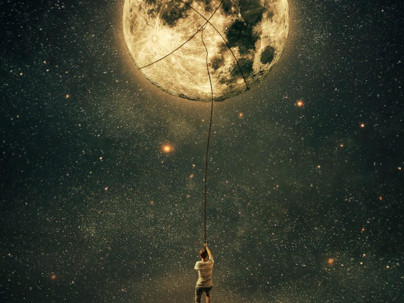 Mann, der bei Nacht ein Seil Richtung Mond spinnt und den Mond damit festhält