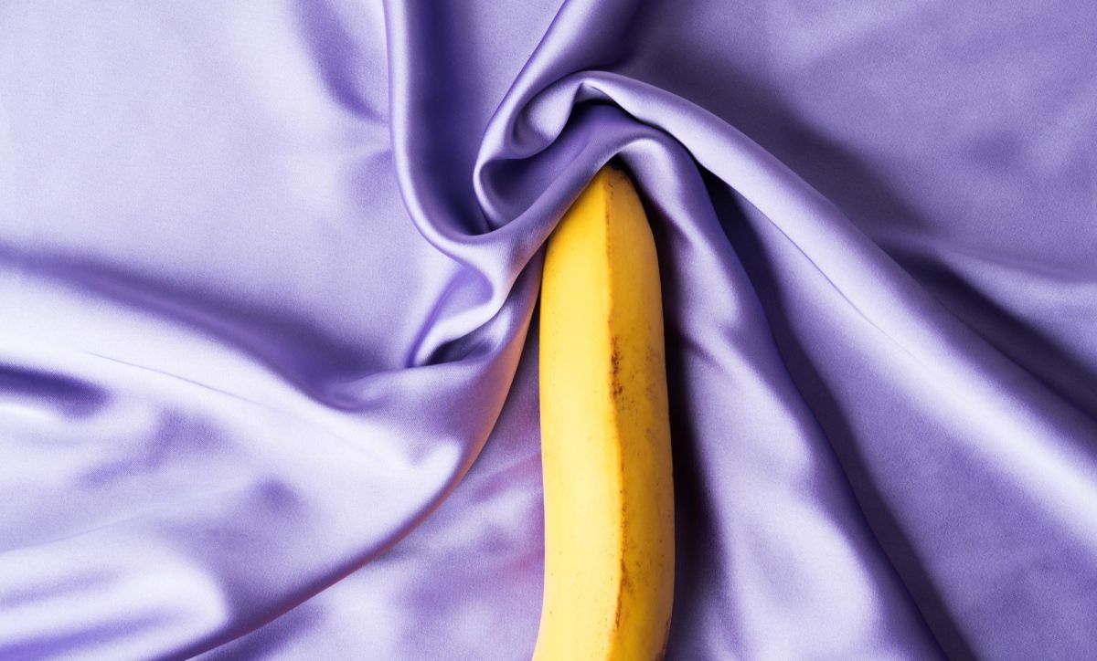 Symbolbild Pegging: Banane auf Lila Stoff