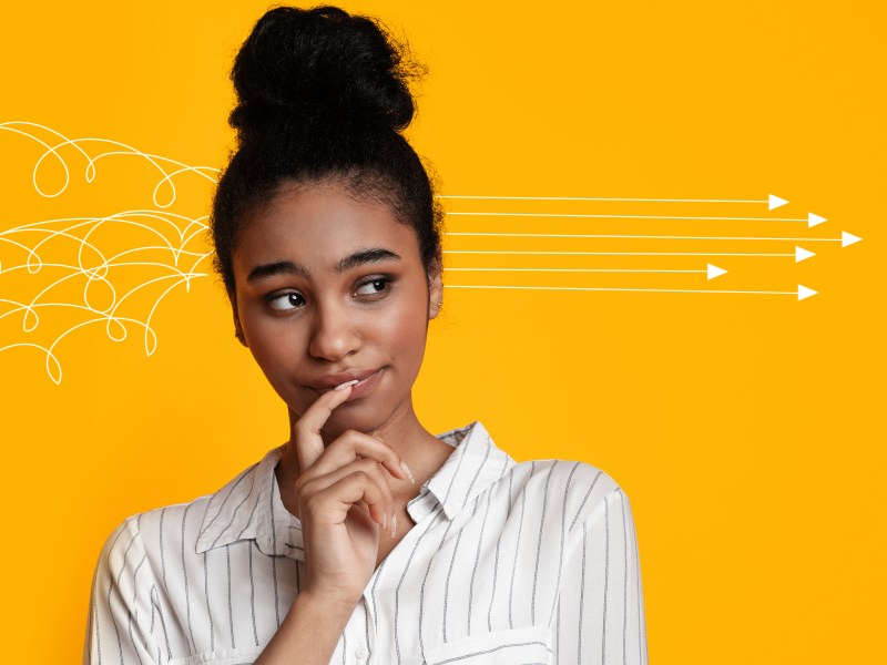 Collage mit einer jungen schwarzen Frau, die ihre chaotischen Gedanken auf orangefarbenem Hintergrund arrangiert, Panorama. Platz kopieren. Millennial-Dame entscheidet sich und denkt über das Problem nach