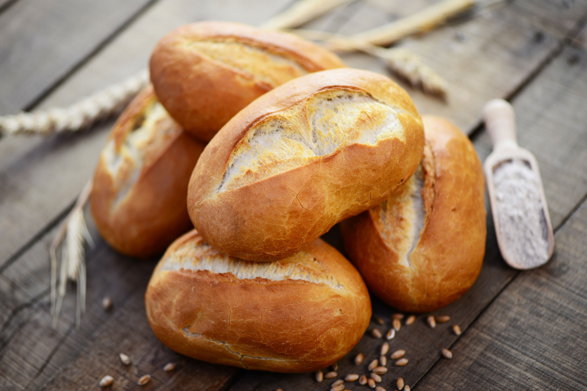 Außen knusprig, innen fluffig: Rezept für Sonntagsbrötchen ohne Hefe ...