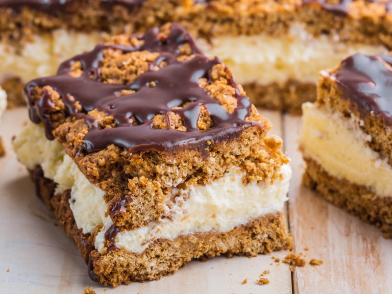 Kuchen mit Cremeschicht und Schokolade.