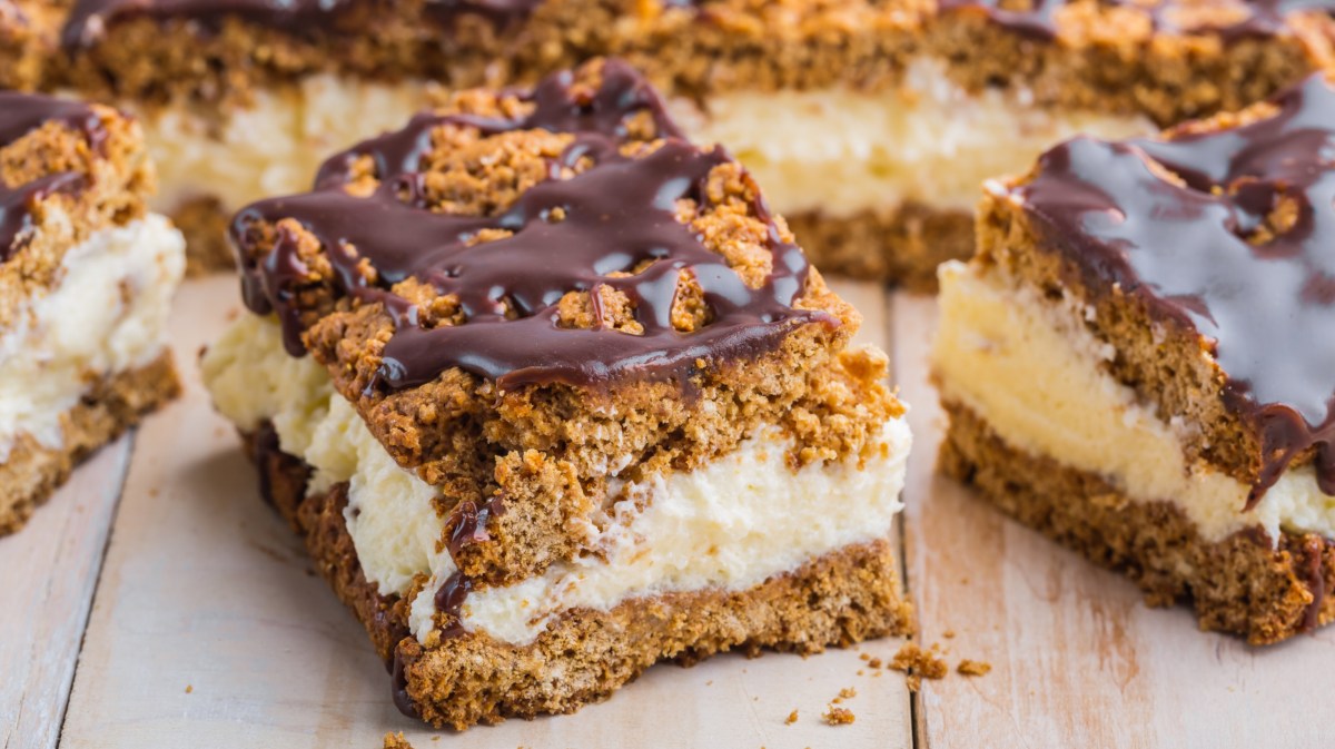 Kuchen mit Cremeschicht und Schokolade.