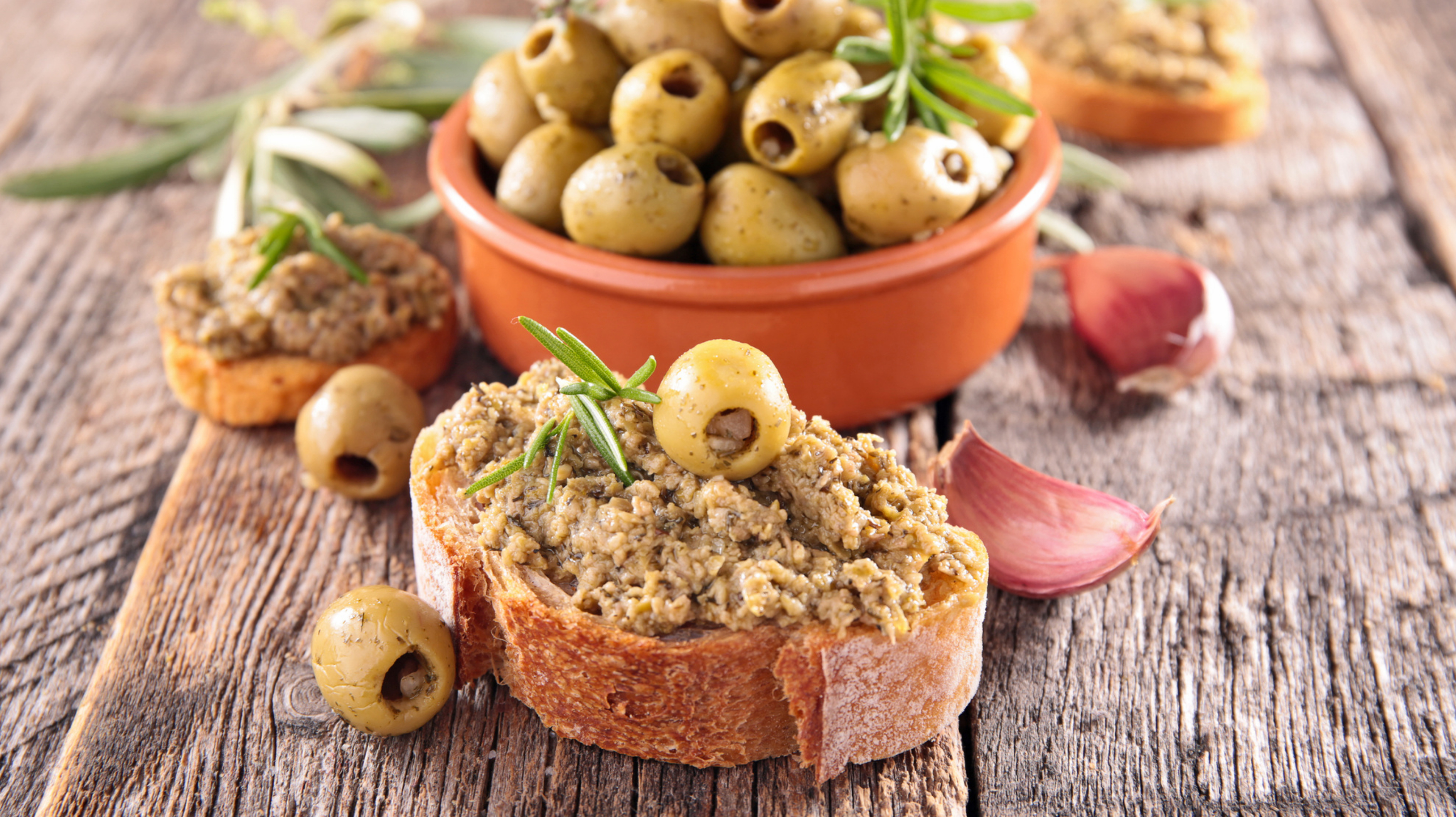 Oliven-Tapenaden-mit-gr-nen-und-schwarzen-Oliven-Diese-Dip-Rezepte-brauchst-du-f-rs-n-chste-BBQ