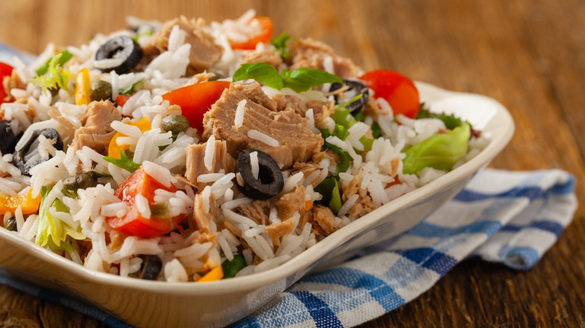 Reissalat mit Tomaten, Thunfisch und Oliven.