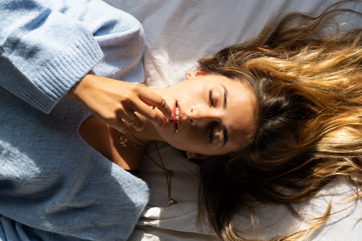 Sapiosexuell: Frau liegt sinnlich auf Bett