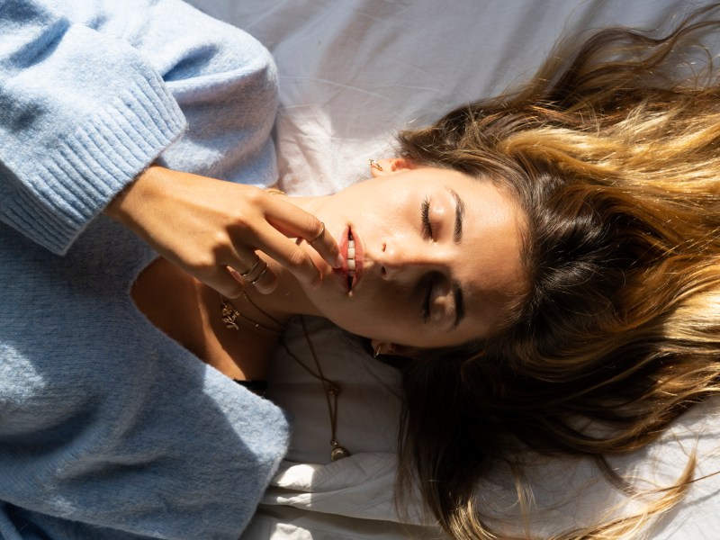 Sapiosexuell: Frau liegt sinnlich auf Bett