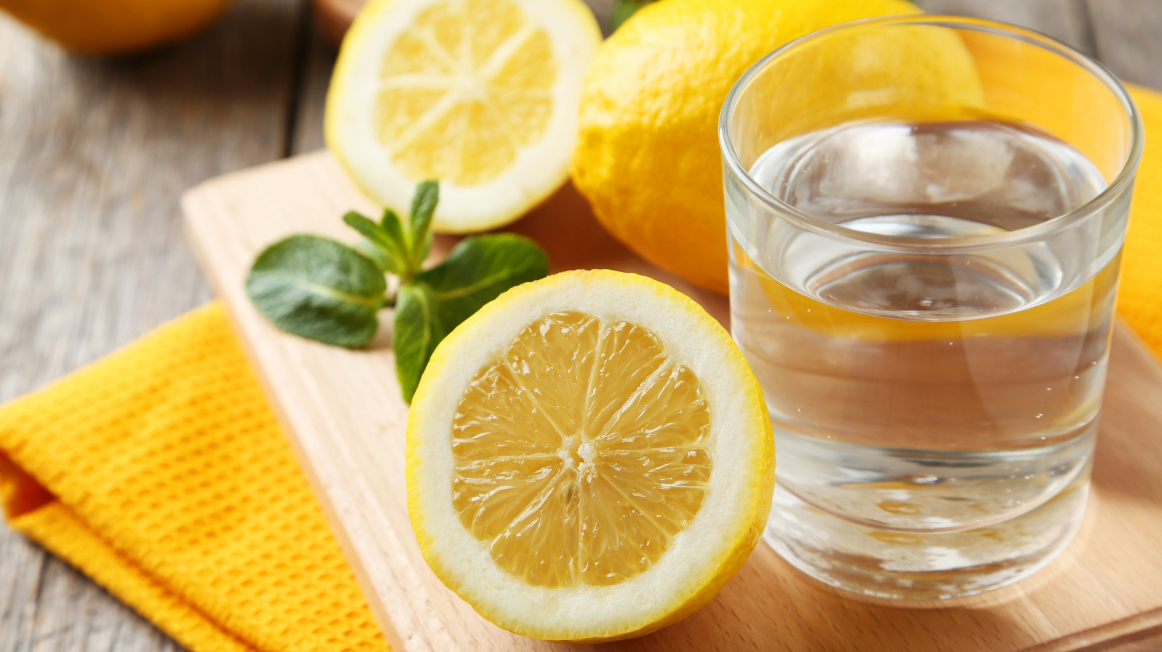 Питье вода с лимоном. Вода с лимоном. Стакан воды с лимоном. Стакан с лимоном. Вода с лимонным соком.