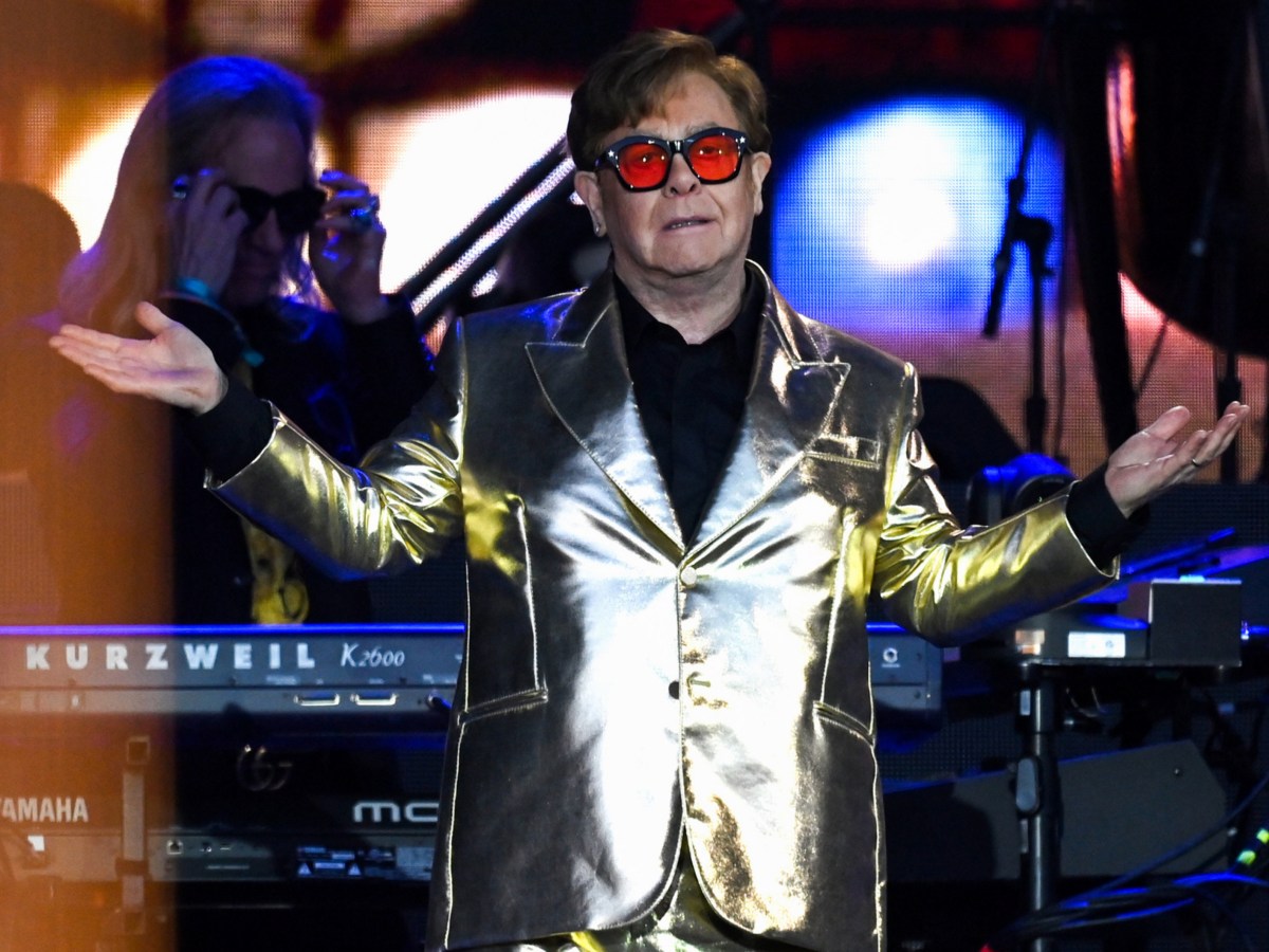 Elton John auf einem Konzert