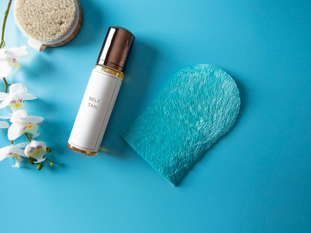 Flasche mit Self Tan Spray und Handschuh zum Auftragen des Selbstbräuners