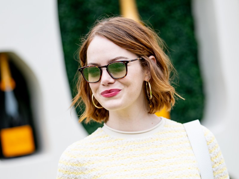 Schauspielerin Emma Stone mit Kurzhaarfrisur.