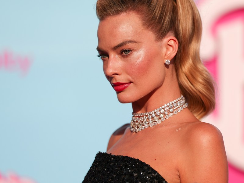 Margot Robbie mit gebräunter Haut bei der Barbie-Premiere.