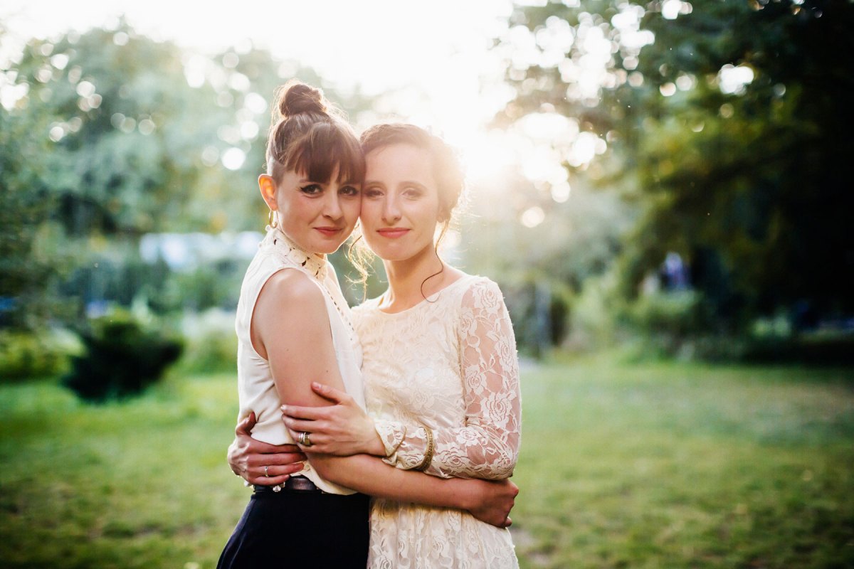 Zwei Frauen bei ihrer Hochzeit