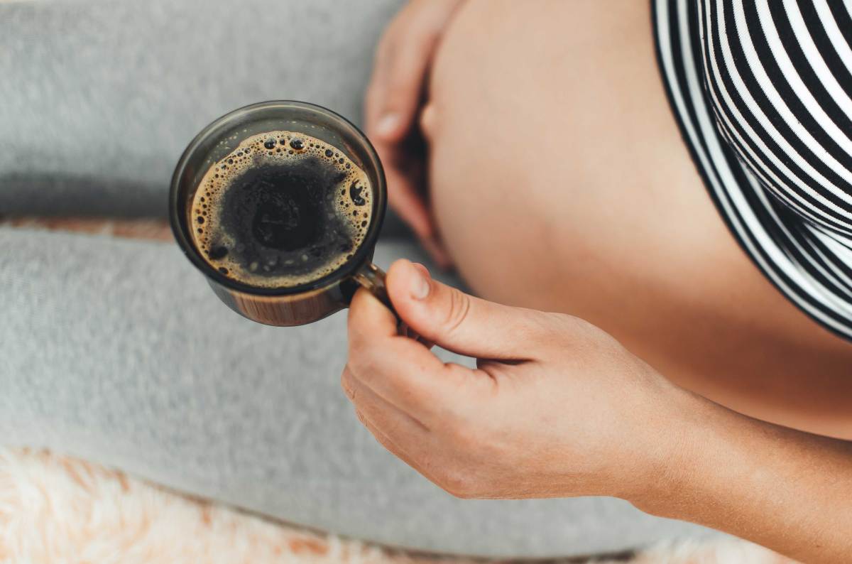 Kaffee ist in der Schwangerschaft durchaus erlaubt. Es kommt jedoch auf die Menge an, ob das Getränk positive oder negative Auswirkungen auf Mama und Baby hat.