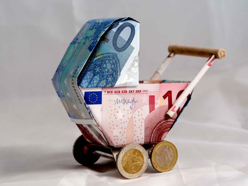 Model eines Kinderwagens aus Euroscheinen und -münzen gebastelt.