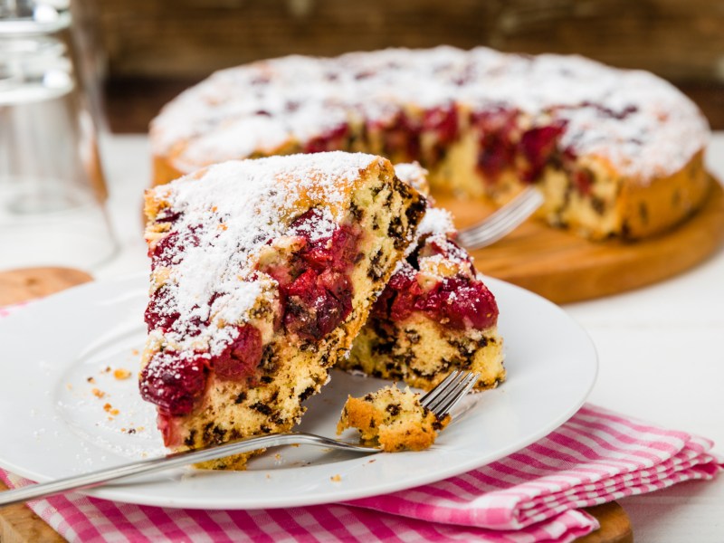 Probiert doch mal unseren Kirschkuchen mit Schokostreuseln!