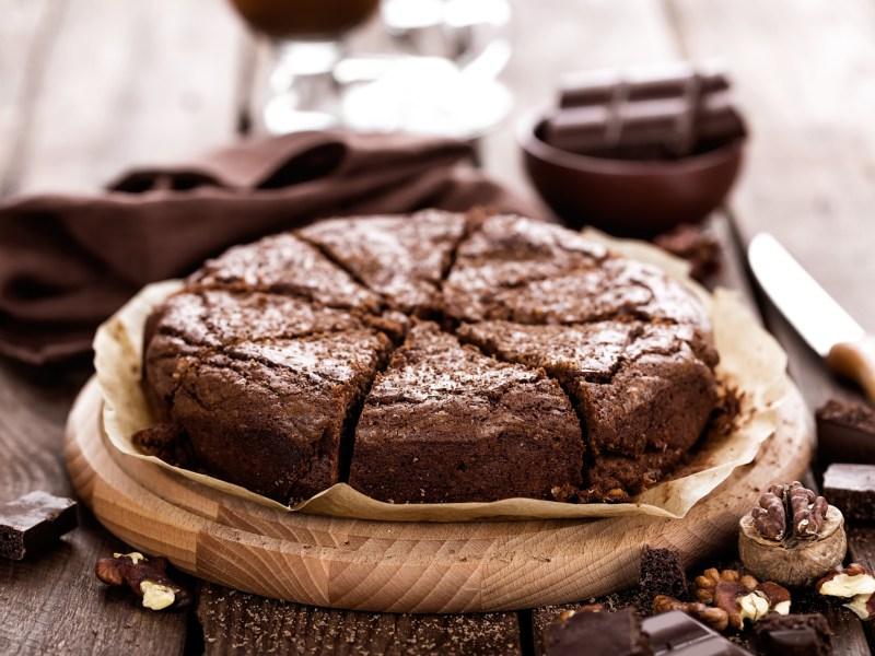 Runder veganer Schokokuchen mit flüssigem Kern