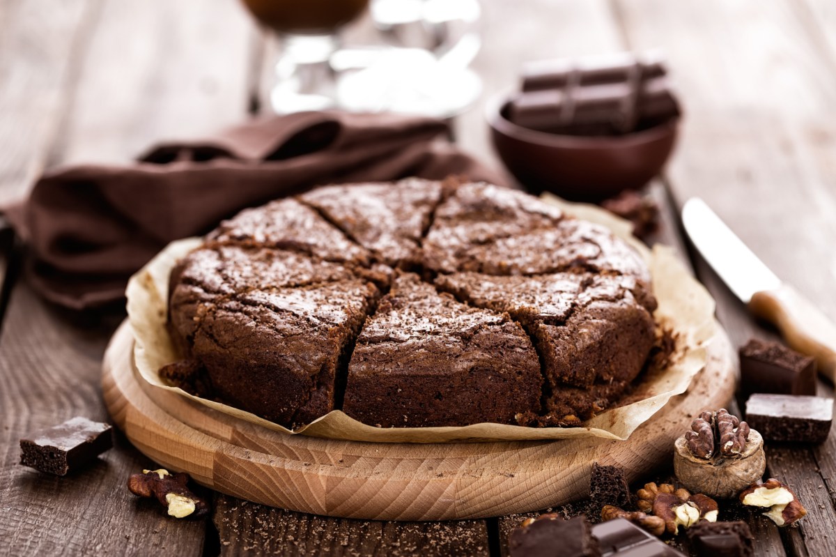 Runder veganer Schokokuchen mit flüssigem Kern