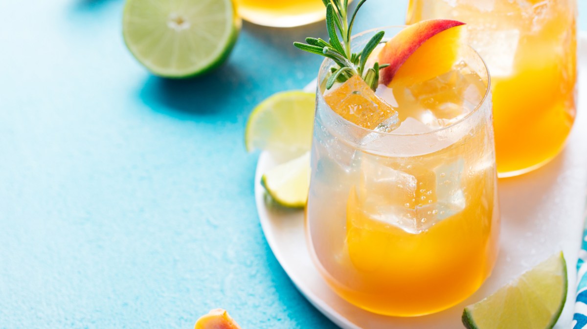 Cocktail mit Pfirsich.