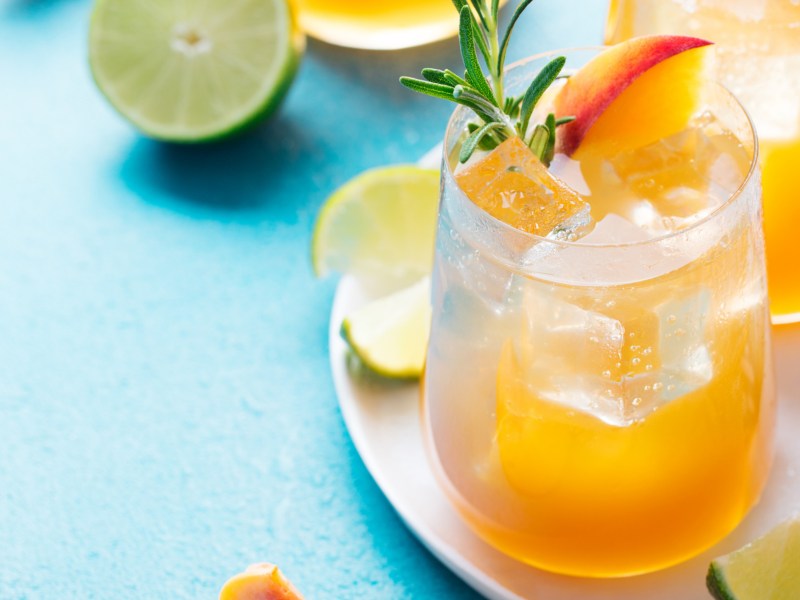 Cocktail mit Pfirsich.