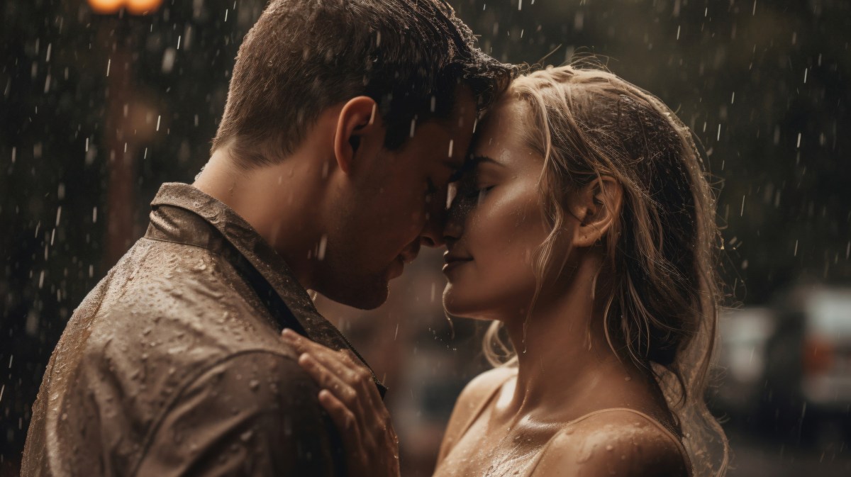 Mann und Frau küssen sich im Regen.