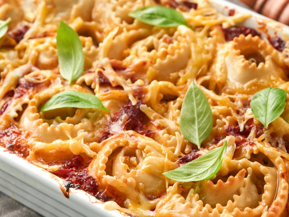 Lasagne Röllchen in weißer Auflaufform.