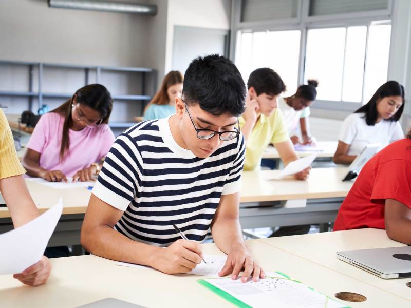 Schüler*innen und Lehrkräfte sollen mit einer Klassenarbeit pro Hauptfach im Schuljahr 2023/24 entlastet werden. Welche Klassenstufen das betrifft, erfährst du im Artikel.