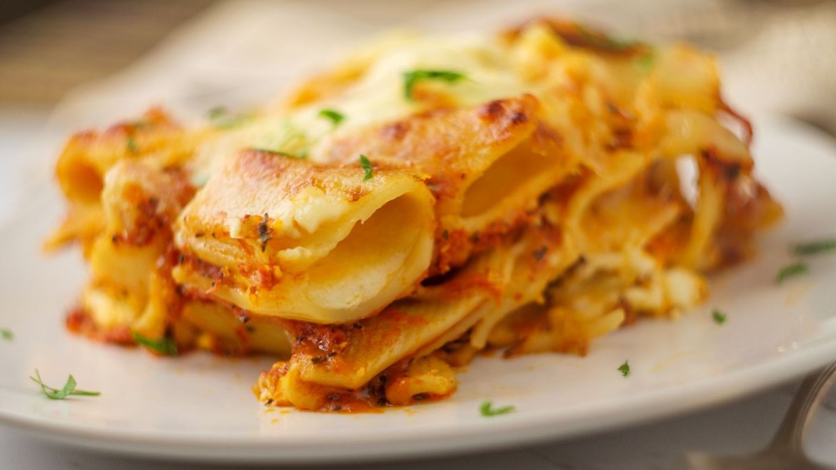 Ziti al forno: Italo-amerikanischer Nudelauflauf mit Hackfleischsoße ...