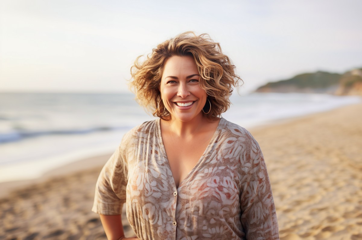 Frau lacht am Strand