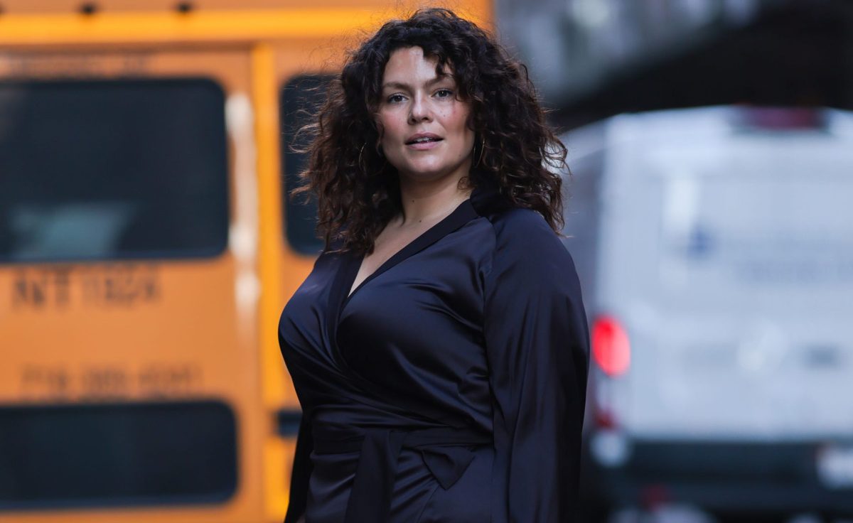 Frau in schwarzem Kleid vor New Yorker Kulisse