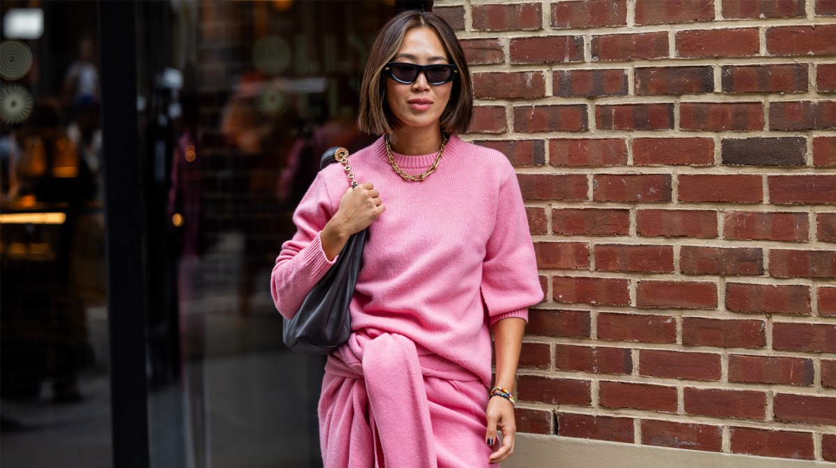 Influencerin Aimee Song in pinkem Pullover.