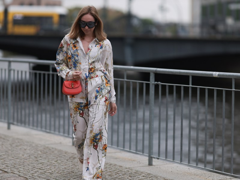 Influencerin Sonia Lyson in einer Blusen-Hosen-Kombi mit Blumenprint