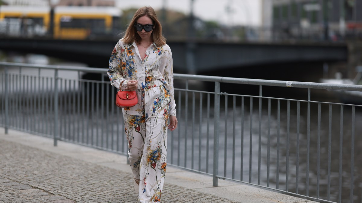 Influencerin Sonia Lyson in einer Blusen-Hosen-Kombi mit Blumenprint